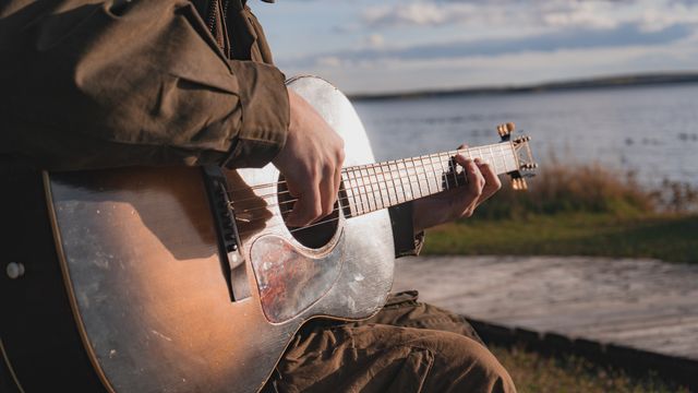 horizontal close-up of gibson lg-1 outdoors with therenien lake st paul in background mitch park blah148